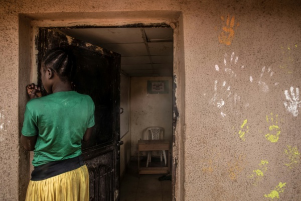 "Comme un roi dans son royaume": enquête sur le pasteur nigérian qui a "adopté" 4.000 enfants réfugiés de Boko Haram