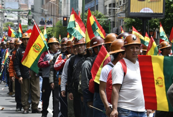 Morales réélu en Bolivie: démonstration de force des deux camps, plus de 30 blessés