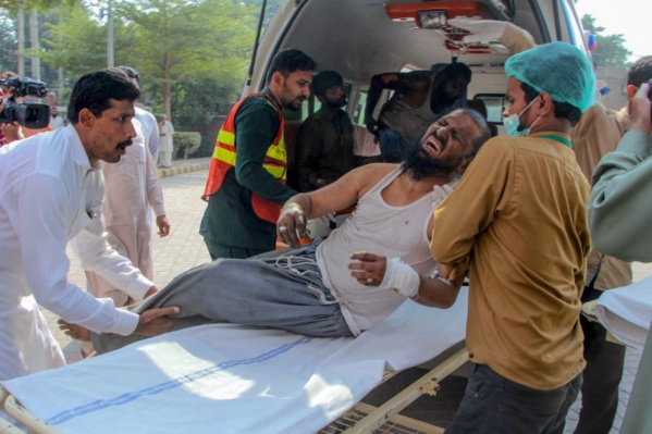 Pakistan : au moins 71 morts dans un incendie à bord d'un train de passagers Pakistan : au moins 71 morts dans un incendie à bord d'un train de passagers