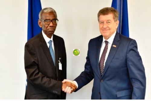 Le ministre de la Fonction publique a eu deux entretiens séparés avec le directeur général et le directeur général adjoint du BIT. Le ministre de la Fonction publique a eu deux entretiens séparés avec le directeur général et le directeur général adjoint du BIT.