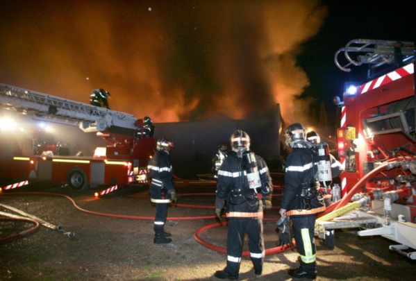 Soirée de violences urbaines dans les Yvelines, un chapiteau incendié