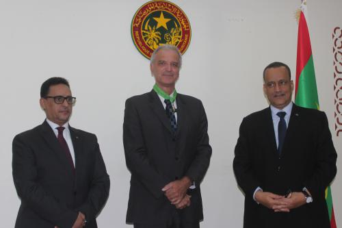 Le ministre des Affaires étrangères décore au nom du Président de la République le représentant résident de l’UNICEF en Mauritanie Le ministre des Affaires étrangères décore au nom du Président de la République le représentant résident de l’UNICEF en Mauritanie