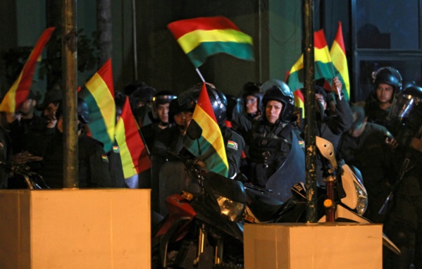 Bolivie: mutineries dans la police, Morales dénonce un coup d'Etat "en cours"