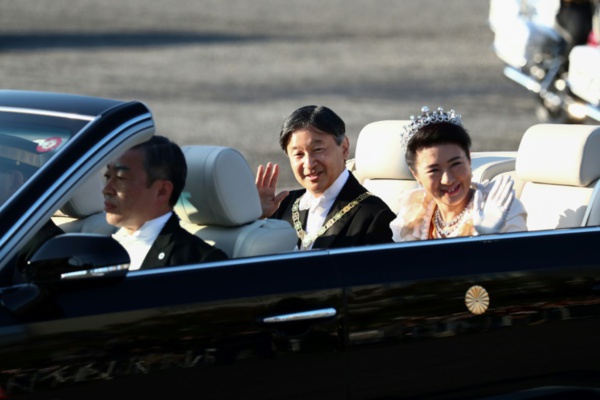 Défilé impérial: des milliers de Japonais acclament leur nouvel empereur