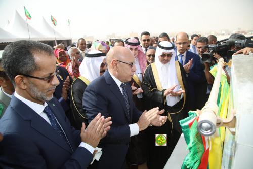 Le Président de la République pose la première pierre d’une nouvelle étape du projet d’extension et de réhabilitation du réseau de distribution d’eau potable dans la ville de Nouakchott