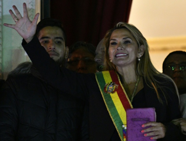 Bolivie: la sénatrice Añez présidente par intérim, Morales dénonce un "coup d'Etat"