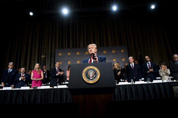 Destitution de Trump: les auditions publiques commencent, la bataille s'intensifie