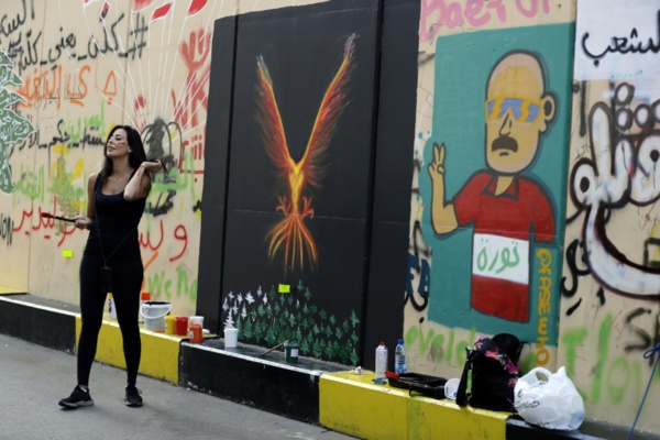 Un phoenix, un V de la victoire et un vélo, les graffiti de la révolte à Beyrouth