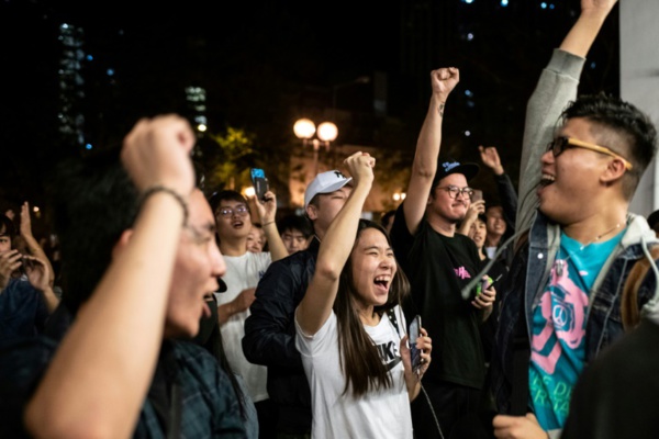 Hong Kong: victoire écrasante des pro-démocratie dans les urnes