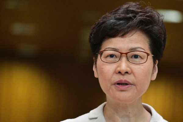 Hong Kong: la cheffe de l'exécutif fait son mea culpa mais aucune concession Hong Kong: la cheffe de l'exécutif fait son mea culpa mais aucune concession