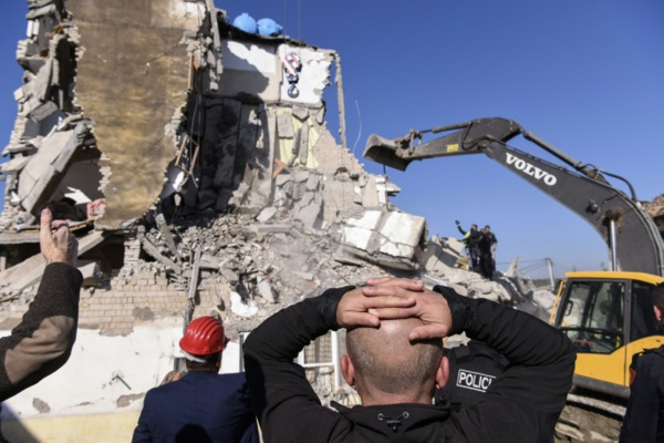 L'Albanie en deuil, plus de 20 morts dans un puissant séisme L'Albanie en deuil, plus de 20 morts dans un puissant séisme