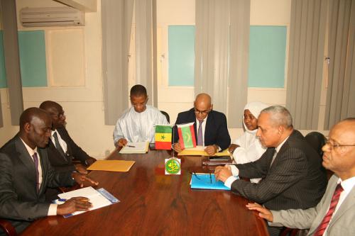 Le ministre des pêches et de l'économie maritime et son homologue sénégalais président une séance de travail