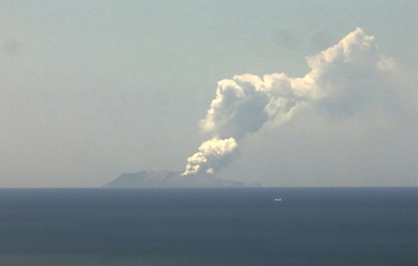 Eruption d'un volcan en Nouvelle-Zélande: cinq morts et 18 blessés