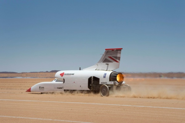 Pleins gaz dans le Kalahari, pour quelques km/h de plus Pleins gaz dans le Kalahari, pour quelques km/h de plus