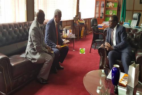L'ambassadeur mauritanien en Zambie présente ses lettres de créances L'ambassadeur mauritanien en Zambie présente ses lettres de créances