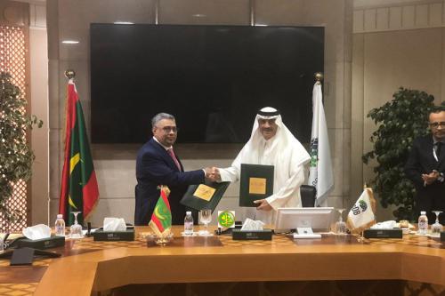 Le ministre de l'économie et de l'industrie et le président du Groupe de la Banque Islamique de Développement signent une convention de financement Le ministre de l'économie et de l'industrie et le président du Groupe de la Banque Islamique de Développement signent une convention de financement