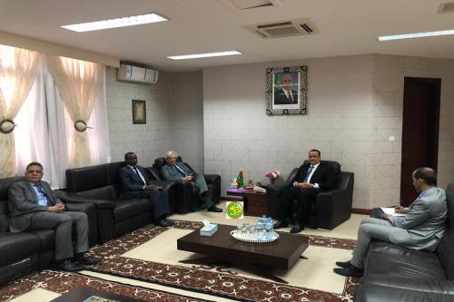 Le ministre des Affaires étrangères s’entretient avec un membre de la commission des Affaires étrangères au parlement européen Le ministre des Affaires étrangères s’entretient avec un membre de la commission des Affaires étrangères au parlement européen
