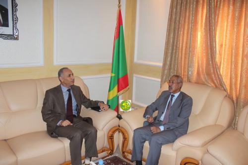 Le ministre de la Défense nationale reçoit l'ambassadeur de Tunisie Le ministre de la Défense nationale reçoit l'ambassadeur de Tunisie