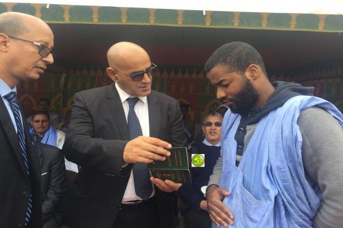 le ministre des pêches supervise la distribution à Nouadhibou des livrets maritimes biométriques