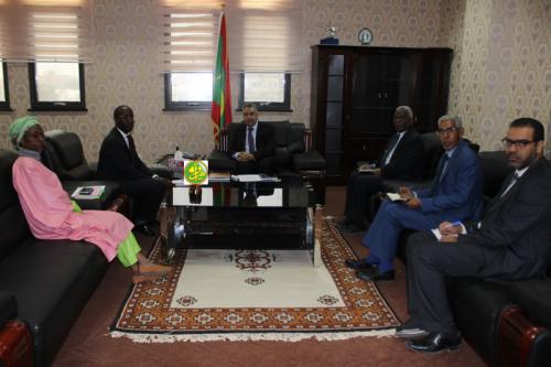 Le ministre de l'Économie et de l'Industrie reçoit un représentant du Programme des Nations Unies pour le développement Le ministre de l'Économie et de l'Industrie reçoit un représentant du Programme des Nations Unies pour le développement