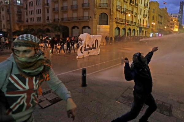 Au Liban, la colère ne faiblit pas malgré les promesses du Premier ministre Au Liban, la colère ne faiblit pas malgré les promesses du Premier ministre