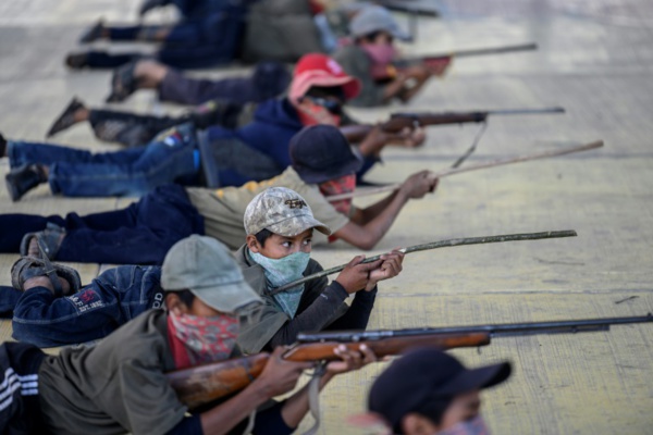 Au Mexique, des enfants s'entraînent à tirer sur les narcos