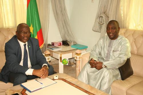 Le ministre de l’enseignement supérieur reçoit l’ambassadeur gambien Le ministre de l’enseignement supérieur reçoit l’ambassadeur gambien