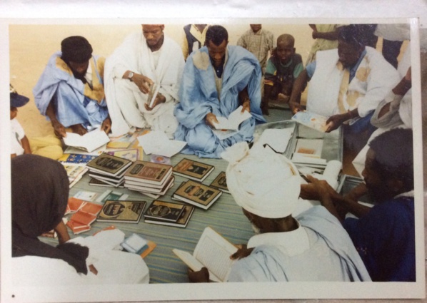 Regardez derrière le rideau. Regardez derrière le rideau.