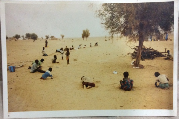 Regardez derrière le rideau. Regardez derrière le rideau.