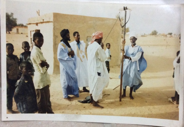 Regardez derrière le rideau. Regardez derrière le rideau.