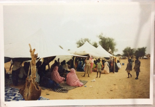 Regardez derrière le rideau. Regardez derrière le rideau.