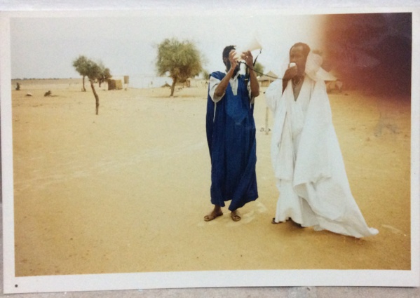 Regardez derrière le rideau. Regardez derrière le rideau.