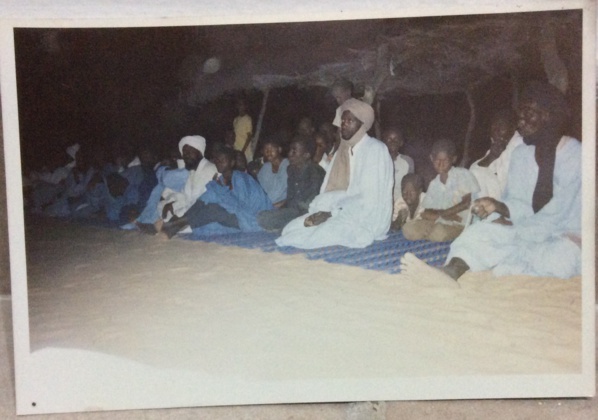 Regardez derrière le rideau. Regardez derrière le rideau.