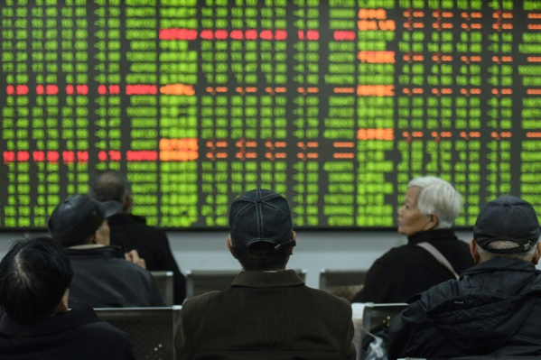 Chine: le coronavirus plus meurtrier que le Sras, les Bourses plongent