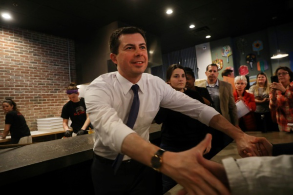 Buttigieg prend l'avantage sur Sanders dans l'Iowa, Biden plonge