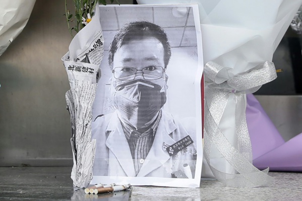 Virus: la mort d'un médecin lanceur d'alerte provoque la colère en Chine