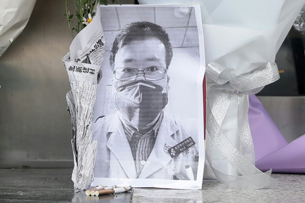 Virus: la mort d'un médecin lanceur d'alerte provoque la colère en Chine Virus: la mort d'un médecin lanceur d'alerte provoque la colère en Chine