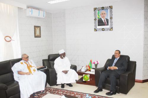 Le ministre des Affaire étrangères reçoit une copie figurée des lettres de créances de l’ambassadeur du Tchad en Mauritanie Le ministre des Affaire étrangères reçoit une copie figurée des lettres de créances de l’ambassadeur du Tchad en Mauritanie