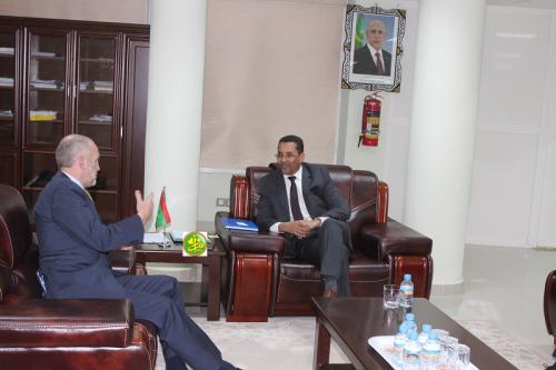 Le ministre délégué à l’Investissement examine avec l’ambassadeur de la Grande Bretagne les opportunités d’investissement en Mauritanie Le ministre délégué à l’Investissement examine avec l’ambassadeur de la Grande Bretagne les opportunités d’investissement en Mauritanie