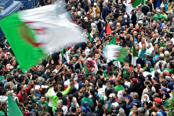 Les Algériens bouclent dans la rue un an de contestation populaire inédite