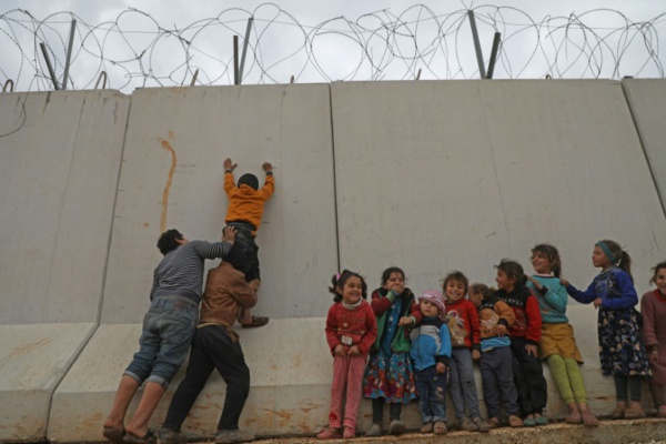 A la frontière turque, des Syriens rêvent de faire "tomber le mur"