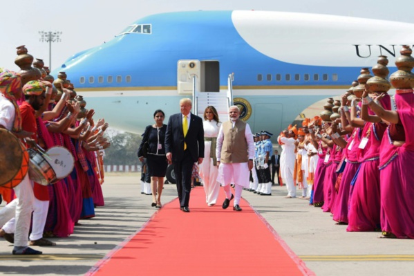 Tapis rouge pour Trump à son arrivée en Inde, sans la foule immense qu'il attendait Tapis rouge pour Trump à son arrivée en Inde, sans la foule immense qu'il attendait
