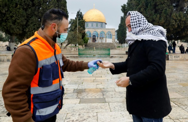 "Priez chez vous": de Rabat à Téhéran, autorités religieuses et fidèles s'adaptent au virus