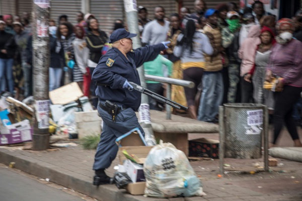 Afrique du Sud: la police tire des balles en caoutchouc pour faire respecter le confinement