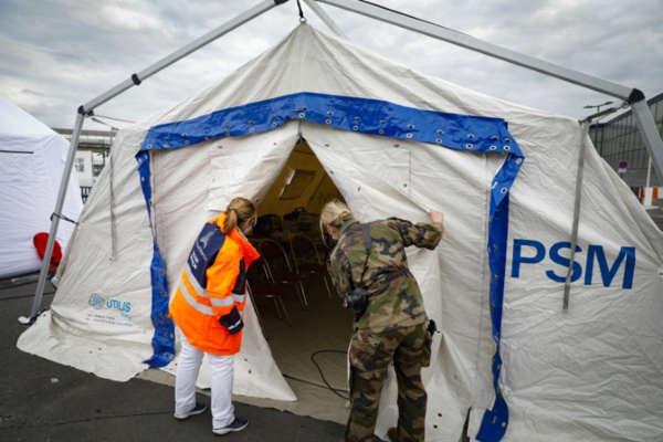 Virus: Etats-Unis et Royaume-Uni dans la tourmente, lueur d'espoir en Europe