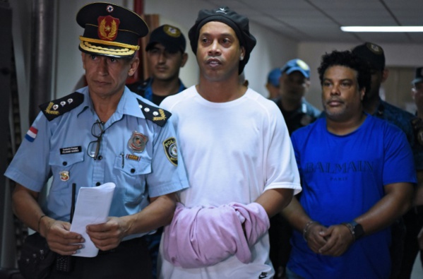 Foot: l'ex-Ballon d'Or Ronaldinho emprisonné depuis un mois Foot: l'ex-Ballon d'Or Ronaldinho emprisonné depuis un mois