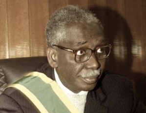 Le CEMGA se recueille sur la tombe de Ba M’Baré Le CEMGA se recueille sur la tombe de Ba M’Baré