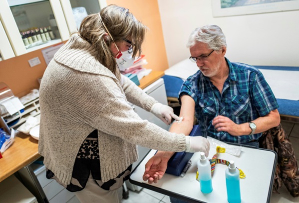 Coronavirus: vif débat autour du "passeport immunitaire" aux anticorps Coronavirus: vif débat autour du "passeport immunitaire" aux anticorps