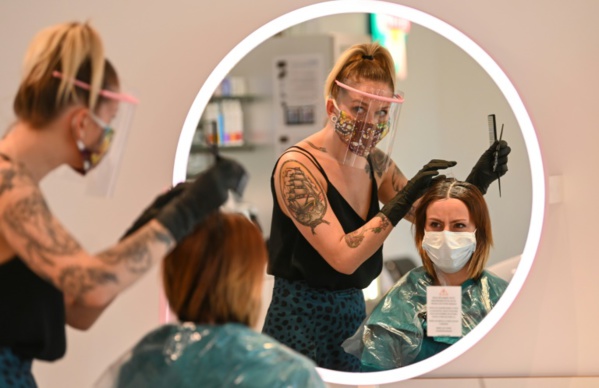 Déconfinement: dans un salon de coiffure, une mise en situation avant le jour J