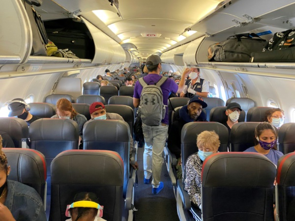 Aux Etats-Unis, le port du masque, pomme de discorde jusque dans les avions